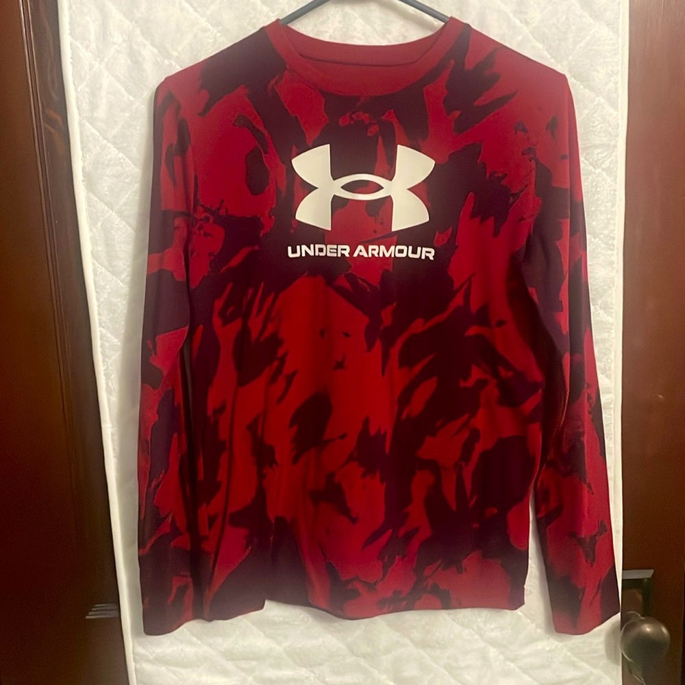 Boys youth large under armour long sleeve tee shirt. Maybe worn one time.